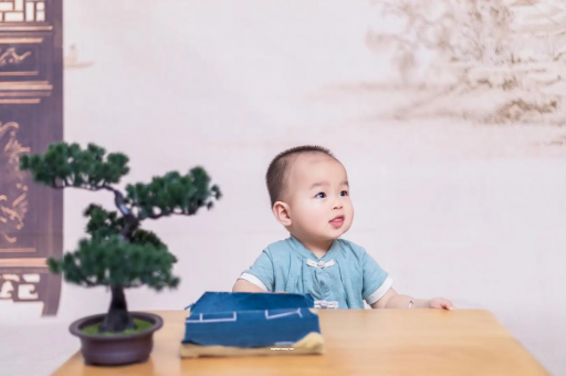 临猗怀孕肚子中间凹两边凸
